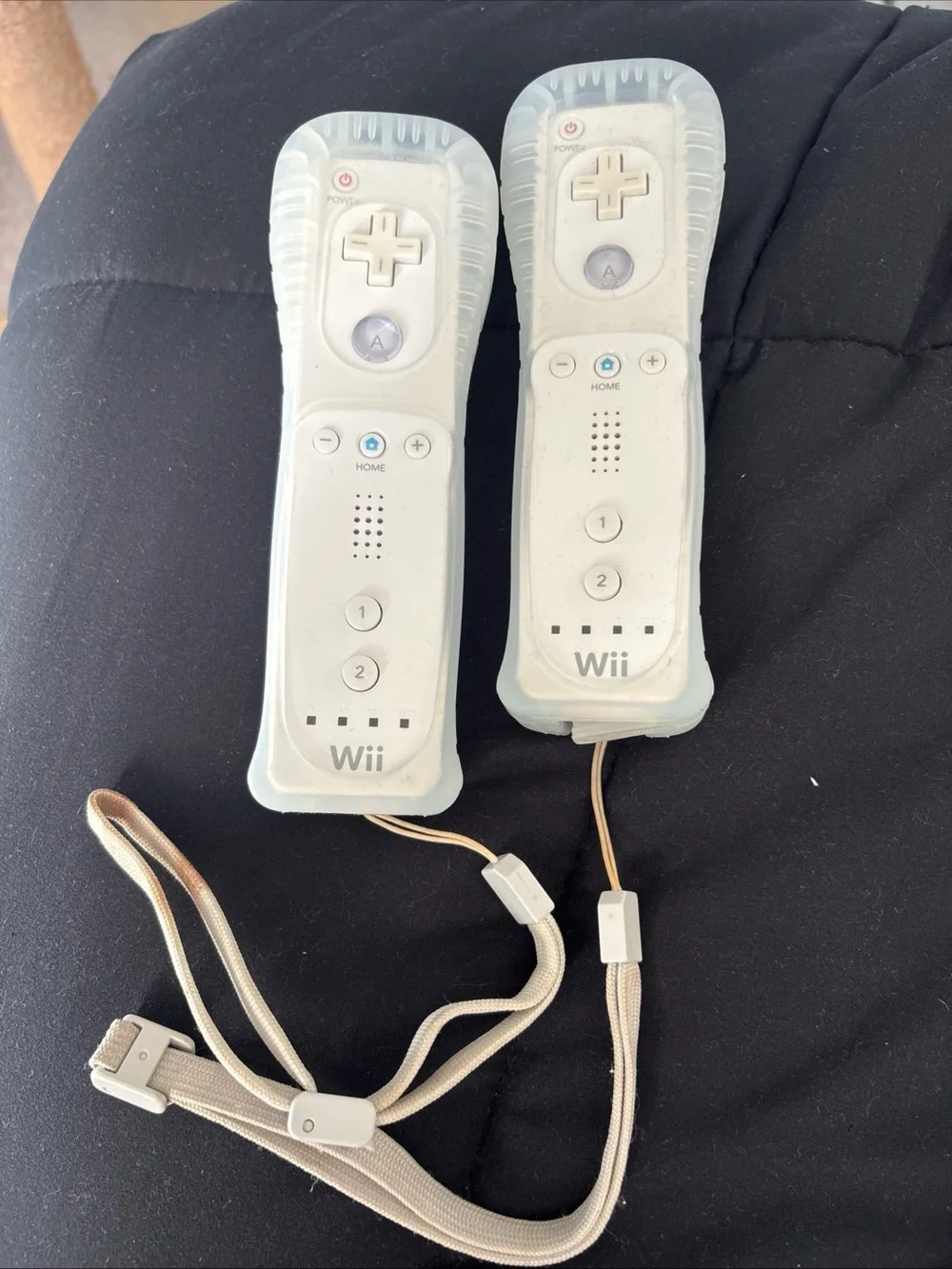 Nintendo Wii Remote Bundle 2 Wiimotes + 2 Nunchuks + Nyko Charger